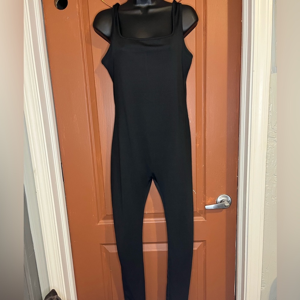 Classic Black Sleeveless Jumpsuit with Slim Silhouette